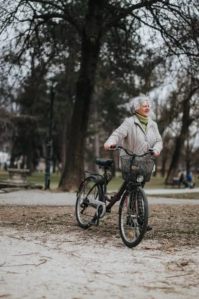 Uma Mulher Idosa Alegre Com Uma Bicicleta Caminho Parque Exemplificando — Fotografia de Stock