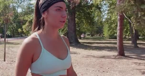 Fitness Entusiast Njuter Paus Hennes Motion Rutin Mitt Naturen Lugn — Stockvideo