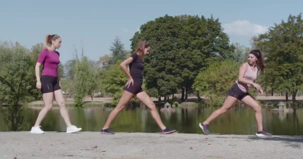 Trio Donne Atletica Pratica Abbigliamento Affonda Lago Sereno Parco Soleggiato — Video Stock