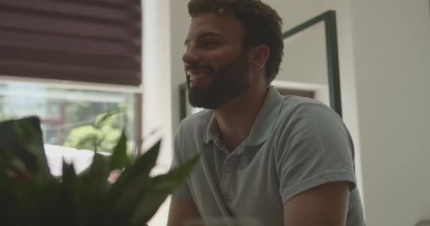 Muž Smál Při Práci Svými Kolegy Kanceláři Během Letního Období — Stock video