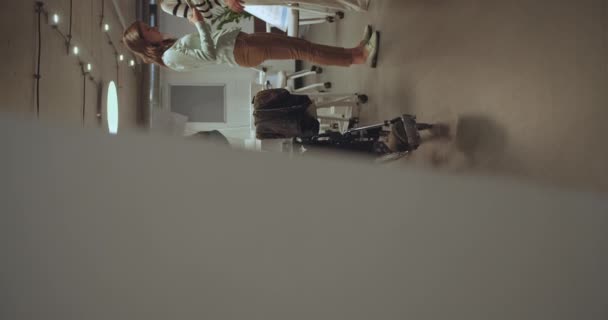 Czarny Mężczyzna Pracownik Pchając Jego Kobieta Kolega Wózek Podczas Ona — Wideo stockowe