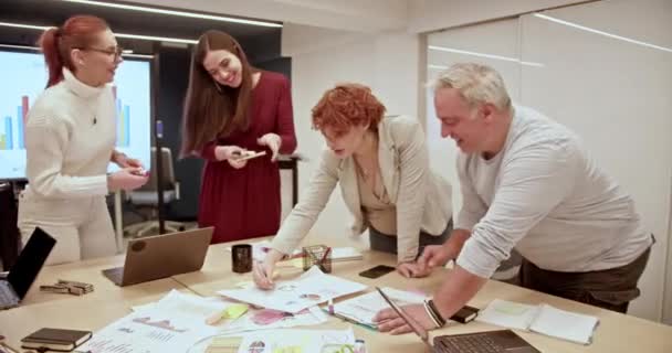 Een Groep Enthousiaste Collega Uit Het Bedrijfsleven Werkt Samen Aan — Stockvideo