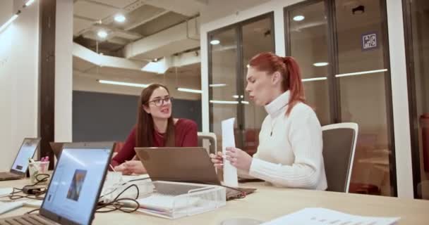 Två Fokuserade Kvinnliga Kollegor Samarbetar Och Utbyter Idéer Väl Upplyst — Stockvideo