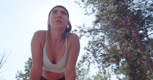 Aktivní Žena Sportovním Oblečení Odpočívá Běhu Přirozeném Prostředí Lapá Dechu — Stock video