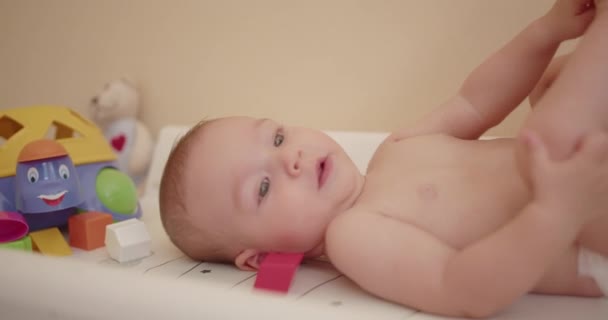 Μωράκι Παίζει Ενώ Είναι Ξαπλωμένο Ένα Κρεβάτι Στο Νοσοκομείο Έννοια — Αρχείο Βίντεο