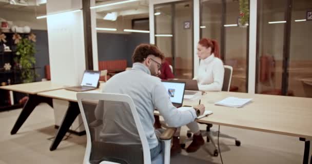 Groupe Employés Entreprise Discutent Analysent Réfléchissent Des Stratégies Pour Réussir — Video