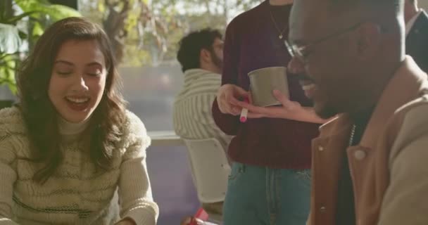Bir Kadının Kahkaha Gerçek Mutlulukla Dolu Bir Kafede Bir Adamla — Stok video