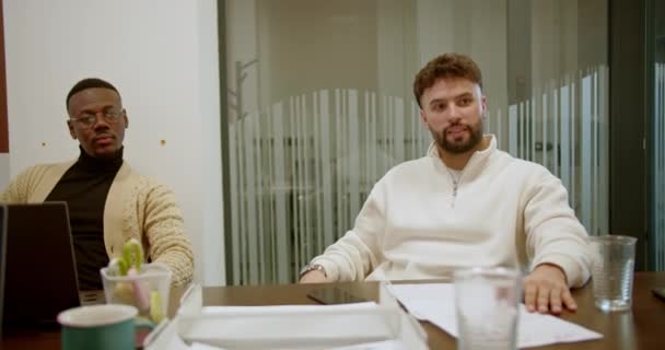 Ett Dynamiskt Affärsmöte Modern Kontorsmiljö Samtalar Två Män Och Betonar — Stockvideo