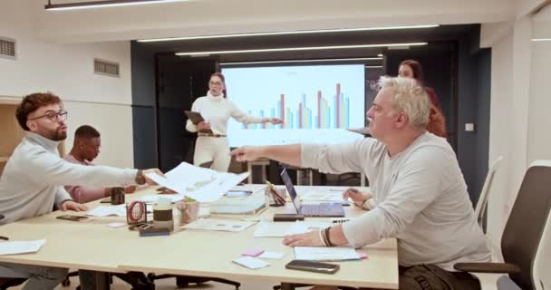 在现代办公环境中积极参加带有图表演示的商务会议的各类专业人员 — 图库视频影像
