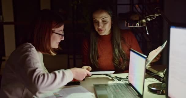 Duas Mulheres Negócios Trabalhando Intensamente Computadores Escritório Escuro Colaborando Sobre — Vídeo de Stock