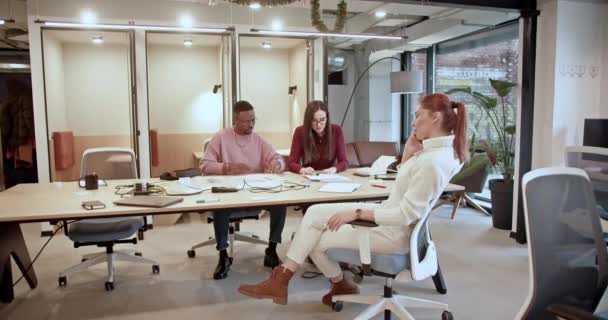 Радостная Команда Празднует Успех Дай Пять Современном Офисе Демонстрируя Товарищество — стоковое видео