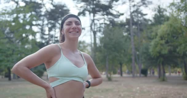 Entschlossene Sportlerin Steht Einer Parkanlage Ruht Sich Aus Und Bereitet — Stockvideo