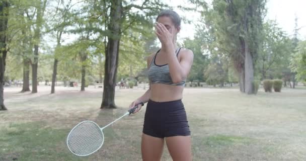 Счастливая Активная Молодая Женщина Наслаждается Игрой Бадминтон Открытом Воздухе Солнечном — стоковое видео