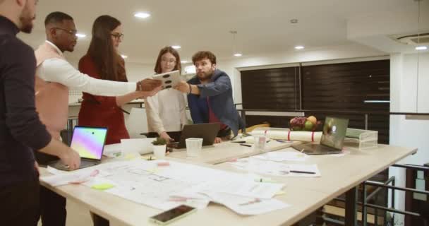 Diverse Collega Verenigen Zich Een Late Night Office Samen Strategiserend — Stockvideo