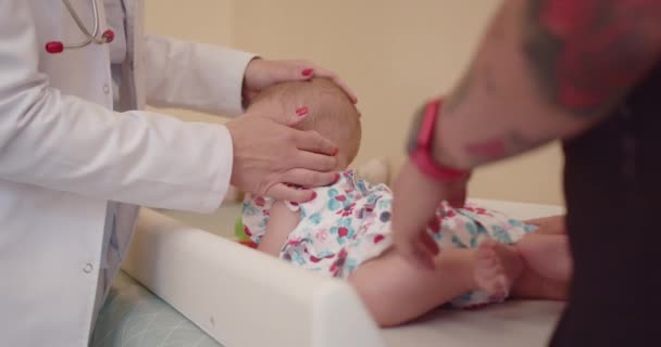 Pediatra Badający Noworodka Szpitalu Sprawdza Główkę Niemowląt Używa Stetoskopu Żeby — Wideo stockowe