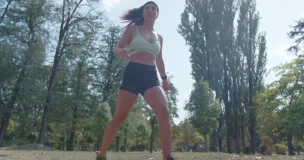 Parque Uma Menina Esportes Sua Amiga Divertir Jogando Pegar Com — Vídeo de Stock