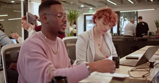 Çeşitli Arkadaşları Modern Bir Ofiste Onların Problem Çözme Yenilikçiliğe Olan — Stok video