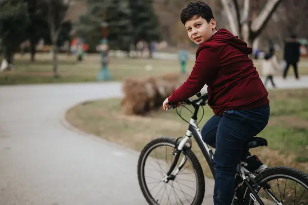 Neşeli Genç Bir Çocuk Şehir Parkında Bisiklet Sürüyor Çocukluk Keyfi — Stok fotoğraf