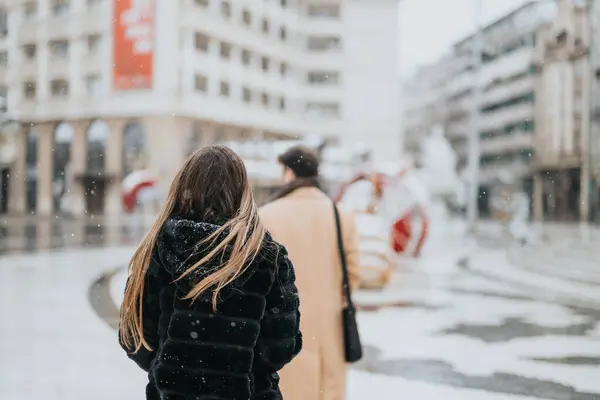 Skupina Mladých Podnikatelů Ležérně Oblečených Jak Spolu Procházejí Sněhobílém Městském — Stock fotografie