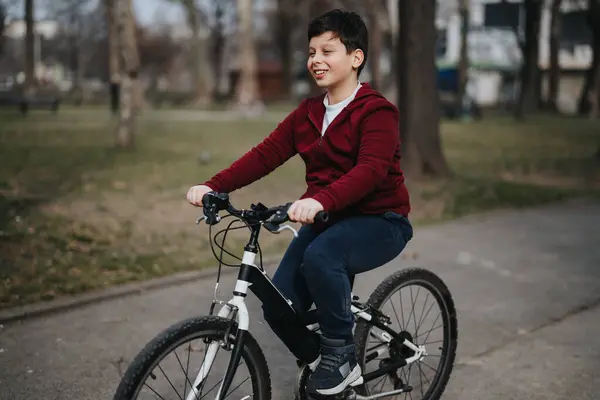 Parkta Bisikletini Süren Gülümseyen Genç Bir Çocuk Çocukluk Sevincini Açık — Stok fotoğraf