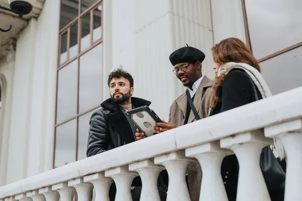 Şık Genç Yetişkin Zarif Bir Şehir Balkonunda Sohbet Ediyorlar Biri — Stok fotoğraf