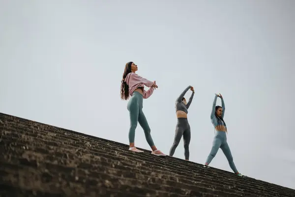 Tres Mujeres Participan Una Sesión Fitness Estirándose Juntas Una Azotea — Foto de Stock