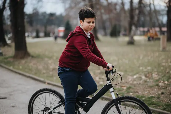 Mladý Chlapec Jezdí Kole Přes Svěží Park Ztělesňující Volný Čas — Stock fotografie