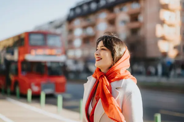 Mujer Sonriente Con Bufanda Roja Calle Ciudad Autobús Rojo Dos —  Fotos de Stock