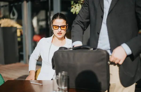 Fokuserad Affärskvinna Solglasögon Ett Avslappnat Utomhusmöte Med Manlig Kollega Som — Stockfoto