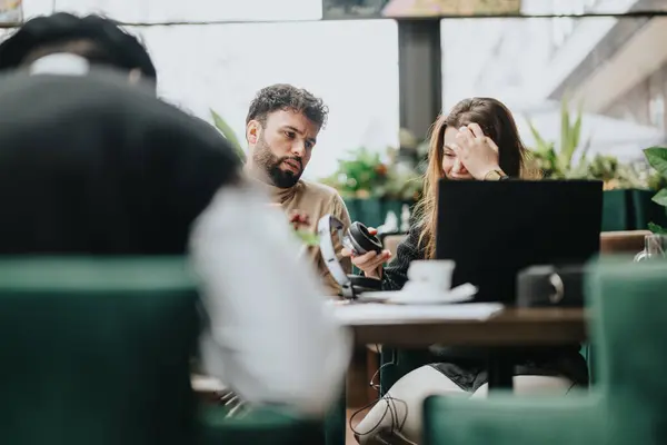 Three Business Professionals Engaged Focused Discussion Cafe Exemplifying Casual Business — Stock Photo, Image