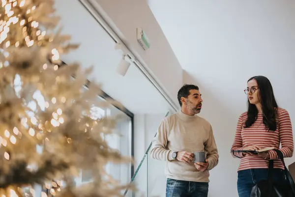 Adult Couple Talking Festive Gold Christmas Tree Modern Home — Stock Photo, Image
