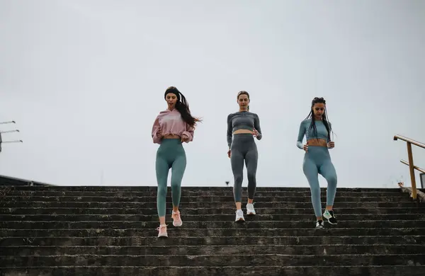 Drie Verschillende Vrouwen Sportkleding Dalende Trap Presentatie Van Fitness Vriendschap — Stockfoto