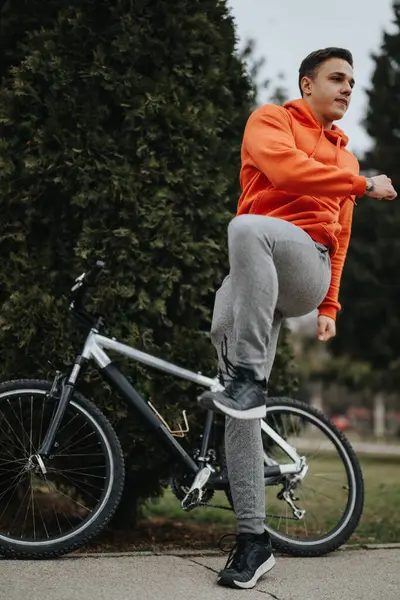 公園で自転車に乗って休憩を取るカジュアルな若い大人は 天気が落ち着いた気分を設定しています — ストック写真