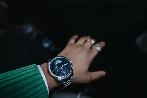 Close Uma Mão Pessoas Negócios Com Relógio Elegante Dentro Carro — Fotografia de Stock