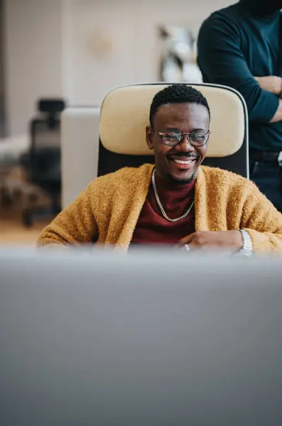 Giovane Imprenditore Afroamericano Felice Con Gli Occhiali Sorridenti Mentre Lavora — Foto Stock