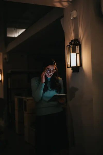 Fröhliche Berufstätige Die Einem Büro Mit Intimer Warmer Beleuchtung Mit — Stockfoto