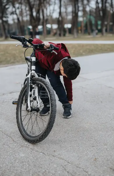 Aktywny Młody Dzieciak Radością Jeździ Rowerze Świeżym Powietrzu Parku — Zdjęcie stockowe
