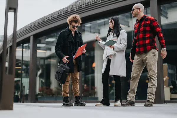 Tres Empresarios Entablan Una Conversación Mientras Caminan Fuera Moderno Edificio —  Fotos de Stock
