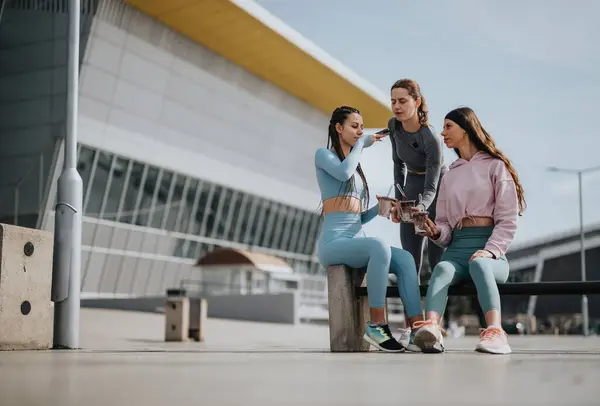 Drei Frauen Trainingskleidung Sitzen Und Sprechen Nach Dem Sport Und — Stockfoto