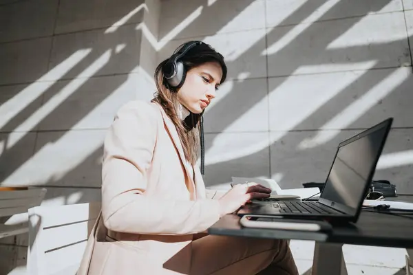 Skupiona Bizneswoman Pracująca Zewnątrz Laptopem Słuchawkami — Zdjęcie stockowe