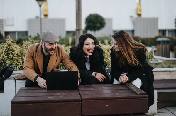 Trio Jovial Desfruta Momento Leve Enquanto Reúne Torno Laptop Livre — Fotografia de Stock