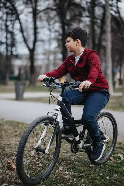 Genç Bir Çocuk Hafta Sonu Parkta Temiz Havayı Doğayı Kucaklayarak — Stok fotoğraf