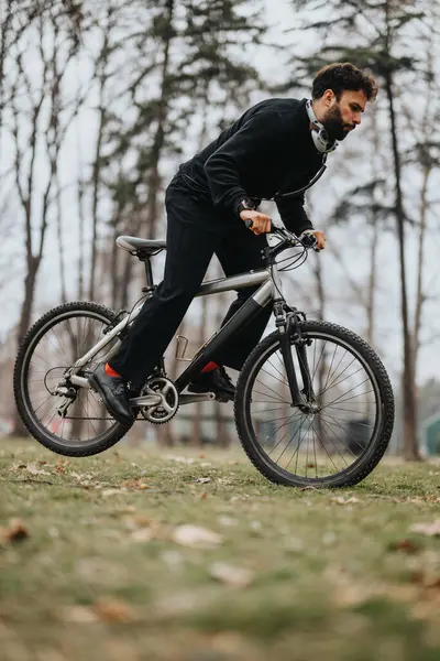 Homem Ativo Desfrutando Passeio Tranquilo Uma Bicicleta Montanha Cenário Parque Fotos De Bancos De Imagens