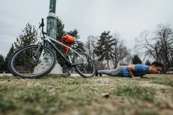 Uma Cena Serena Jovem Descansando Lado Sua Bicicleta Parque Tranquilo Fotos De Bancos De Imagens