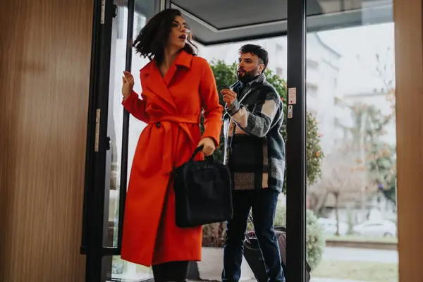 Ein Mann Und Eine Frau Businesskleidung Unterhalten Sich Während Sie — Stockfoto