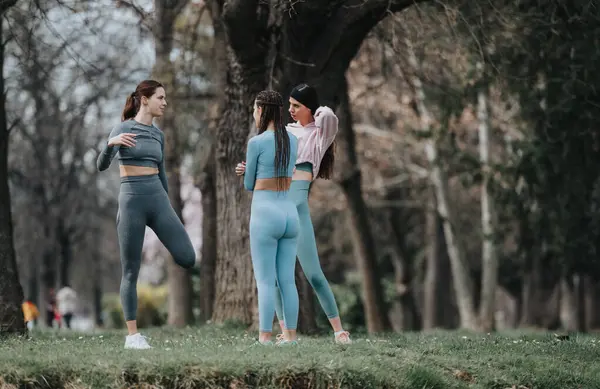 Tre Kvinnor Fokuserade Sin Träningsregim Lugn Park Miljö Visar Upp — Stockfoto