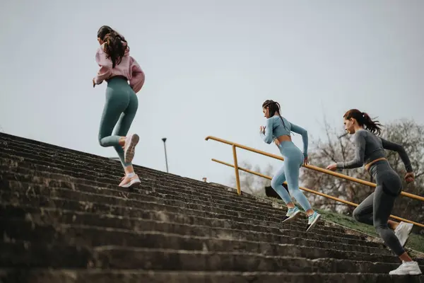 Outdoor Workout Mit Freunden Bei Dem Drei Frauen Sportbekleidung Treppen — Stockfoto