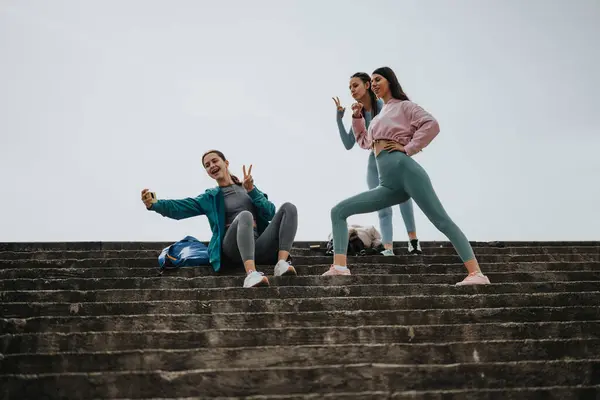 Dışarıda Merdivenlerde Geçirilen Eğlenceli Bir Günü Hatırlamak Için Selfie Çeken — Stok fotoğraf