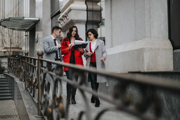 Tres Socios Negocios Participaron Una Discusión Mientras Caminaban Fuera Edificio —  Fotos de Stock