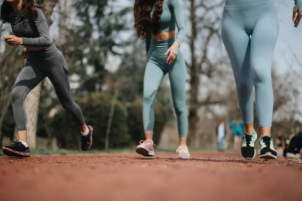 Nahaufnahme Der Beine Von Frauen Die Auf Einer Strecke Laufen — Stockfoto